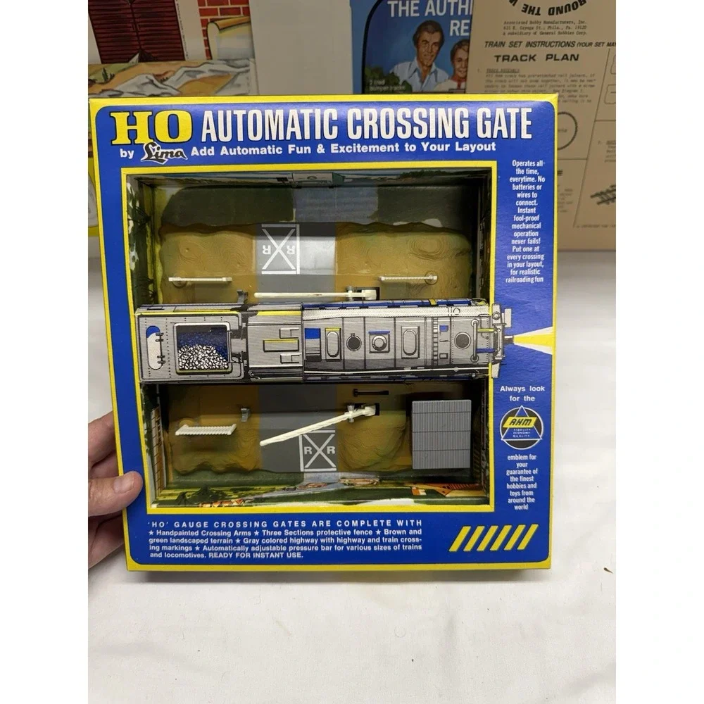 AHM HO Scale Electric Train Set Lot 5 Cars, 1 Locomotive, Crossing Gate And More